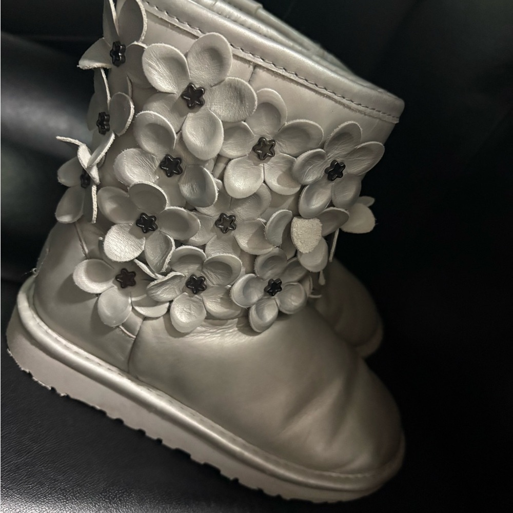 UGG Kids Sz13 leather real shearling Boots silver grey